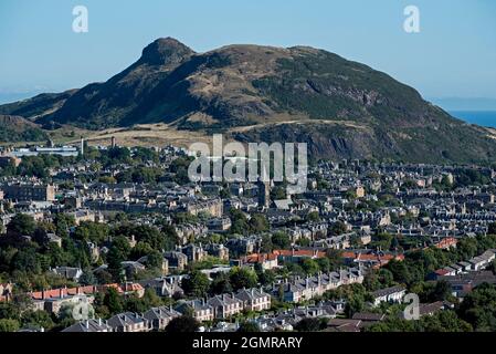 Wohnhäuser in Süd-Edinburgh mit Arthur's Seat im Hintergrund, aufgenommen aus Blackford Hill, Edinburgh, Schottland, Großbritannien. Stockfoto