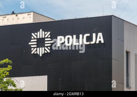 Gliwice, Polen - 4. Juni 2021: Polnisches Polizeilogo und -Zeichen Polizei in polnischer Sprache. Stockfoto