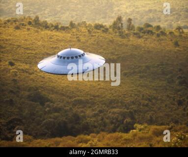 3D-Illustration eines UFO, nicht identifiziertes fliegendes Objekt, das über den Wald und die Bergketten gravitiert. Stockfoto