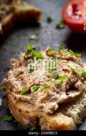 Schweinebraten auf Brot mit Kräutern - Nahaufnahme Stockfoto