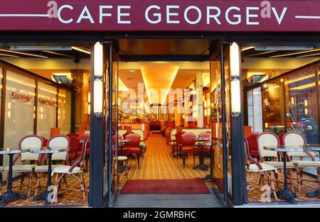 Das traditionelle französische Café George V liegt an der berühmten Avenue des Champs Elysees in Paris. Frankreich. Stockfoto