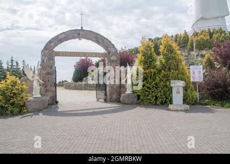 Swiebodzin, Polen - 1. Juni 2021: Eingang zur Gasse zur Statue des Königs Christus. Stockfoto