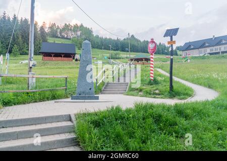 Jaworzynka, Polen - 5. Juni 2021: Blick auf polnische Grenzschilder auf polnischem Tripoints-Gelände der Slowakei, Tschechiens und Polens. Grenze von drei Ländern. Stockfoto