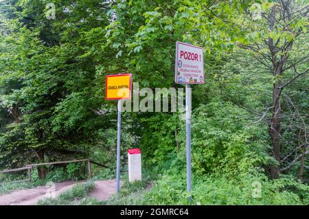 Jaworzynka, Polen – 5. Juni 2021: Blick auf polnische und tschechische Grenzschilder auf Dreipunkt-Gebieten der Slowakei, der Tschechischen Republik und Polens. Grenze von drei Ländern. Stockfoto