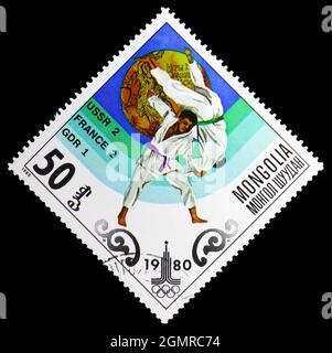 MOSKAU, RUSSLAND - 26. NOVEMBER 2018: Eine in der Mongolei gedruckte Marke zeigt Judo, Olympiasieger 1980, Moskauer Serie, um 1980 Stockfoto
