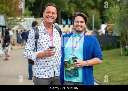 London, Großbritannien. September 2021. Streng genommen kommen der tanzende Richter Craig Revel Horwood und sein Gartenbaumeister-Verlobter Jonathan Myring. Es war ein geschäftiges Tag beim Press Day für die erste herbstliche RHS Chelsea Flower Show. Die Show wurde letztes Jahr nach der Covid-19 Pandemie abgesagt. Quelle: Maureen McLean/Alamy Live News Stockfoto