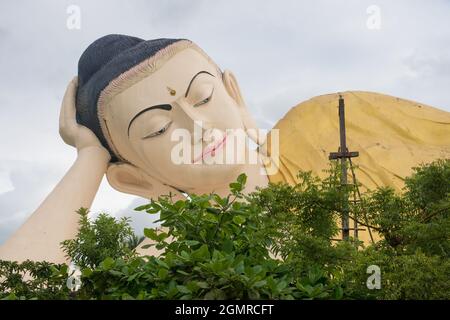 Riesiger liegender buddha in bago myanmar Stockfoto