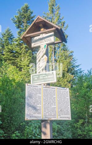 Hrcava, Tschechische Republik - 6. Juni 2021: Trojmezi-Informationen an der Tripoint der Slowakischen, Tschechischen Republik und Polen. Stockfoto