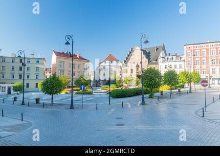 Walbrzych, Polen - 3. Juni 2021: Morgenansicht auf dem Magistracki-Platz im Stadtzentrum von Walbrzych. Stockfoto