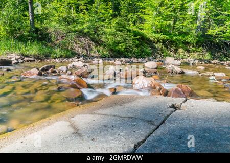 Bild von Rocky Creek Czarna Wiselka mit langer Belichtung. Quellbach der Weichsel. Die Weichsel ist der längste Fluss in Polen und der neunte Stockfoto
