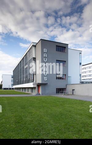Bauhaus, erste Schule für Industriedesign. Dessau, Deutschland. Hochwertige Fotos Stockfoto