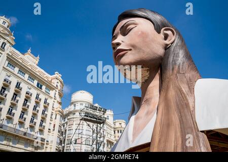 Valencia, Spanien - 4. September 2021: Riesige Papiermaché-Statue einer meditierenden Frau auf der 'Placa de L' Ajuntament' von Manolo Martin und Jose Ramon Espiug. Stockfoto