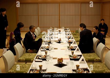 Präsident Barack Obama dinnt mit dem japanischen Premierminister Yukio Hatoyama in Kantei, dem Büro des Premierministers und offizieller Wohnsitz in Tokio, Japan, am 13. November 2009. (Offizielles Foto des Weißen Hauses von Pete Souza) Dieses offizielle Foto des Weißen Hauses wird nur zur Veröffentlichung durch Nachrichtenorganisationen und/oder zum persönlichen Druck durch die Betreffzeile(en) des Fotos zur Verfügung gestellt. Das Foto darf in keiner Weise manipuliert werden und darf nicht in kommerziellen oder politischen Materialien, Anzeigen, E-Mails, Produkten oder Werbeaktionen verwendet werden, die in irgendeiner Weise die Zustimmung oder Billigung des Präsidenzfalls nahelege Stockfoto