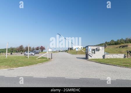 Rogoznica, Polen - 3. Juni 2021: Eintritt zum Gross-Rosen Museum. Brutto-Rosen ist ein ehemaliges deutsches Nazi-Konzentrationslager, das von Nazi Germ gebaut und betrieben wurde Stockfoto