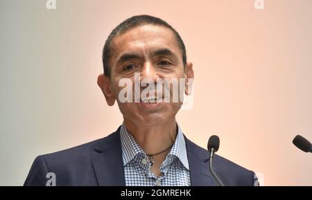 Köln, Deutschland. September 2021. Der Arzt und BioNTech-Gründer Ugur Sahin spricht bei der von der Stadt Köln ausgezeichneten Zeremonie im Rathaus. Quelle: Horst Galuschka/dpa/Alamy Live News Stockfoto