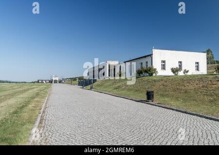 Rogoznica, Polen - 3. Juni 2021: Hauptstraße im ehemaligen Nazi-Konzentrationslager Gross-Rosen. Stockfoto