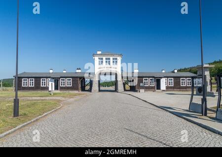 Rogoznica, Polen - 3. Juni 2021: Brutto-Rosen-Eingangstor mit dem Satz Arbeit Macht frei im ehemaligen Nazi-Konzentrationslager Gross-Rosen. Stockfoto