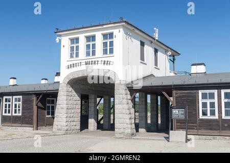 Rogoznica, Polen - 3. Juni 2021: Brutto-Rosen Eingangstor mit dem Satz Arbeit Macht frei im Nazi-Konzentrationslager Gross-Rosen. Stockfoto