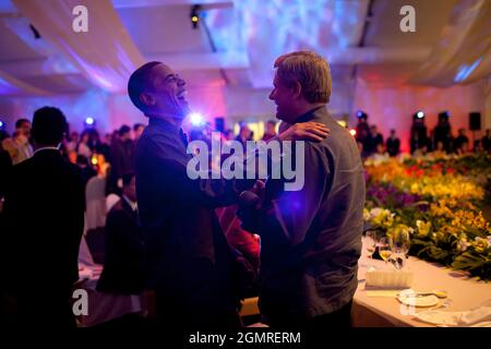 Präsident Barack Obama lacht mit dem kanadischen Premierminister Stephen Harper beim APEC Leaders Dinner am 14. November 2009 in Singapur. (Offizielles Foto des Weißen Hauses von Pete Souza) Dieses offizielle Foto des Weißen Hauses wird nur zur Veröffentlichung durch Nachrichtenorganisationen und/oder zum persönlichen Druck durch die Betreffzeile(en) des Fotos zur Verfügung gestellt. Das Foto darf in keiner Weise manipuliert werden und darf nicht in kommerziellen oder politischen Materialien, Anzeigen, E-Mails, Produkten oder Werbeaktionen verwendet werden, die in irgendeiner Weise die Zustimmung oder Billigung des Präsidenten, der ersten Familie oder des nahelegeten Stockfoto