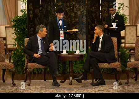 Präsident Barack Obama trifft sich mit Singapurs Premierminister Lee Hsien Loong, während er am 15. November 2009 am APEC-Gipfel in Singapur teilnimmt. (Offizielles Foto des Weißen Hauses von Pete Souza) Dieses offizielle Foto des Weißen Hauses wird nur zur Veröffentlichung durch Nachrichtenorganisationen und/oder zum persönlichen Druck durch die Betreffzeile(en) des Fotos zur Verfügung gestellt. Das Foto darf in keiner Weise manipuliert werden und darf nicht in kommerziellen oder politischen Materialien, Anzeigen, E-Mails, Produkten oder Werbeaktionen verwendet werden, die in irgendeiner Weise die Zustimmung oder Billigung des Präsidenten, der ersten Familie oder des nahelegeten Stockfoto