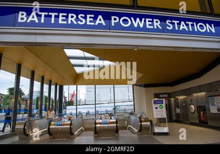 London, Großbritannien. September 2021. In der ersten größeren Erweiterung der Londoner U-Bahn in diesem Jahrhundert wurde heute Morgen am Battersea Power Station eine neue U-Bahn-Station der Northern Line eröffnet. Pendler und U-Bahn-Enthusiasten benutzten den neuen Service heute früh am Morgen. Der Battersea Power Station Choir kam, um Pendler zu singen. Quelle: Maureen McLean/Alamy Live News Stockfoto