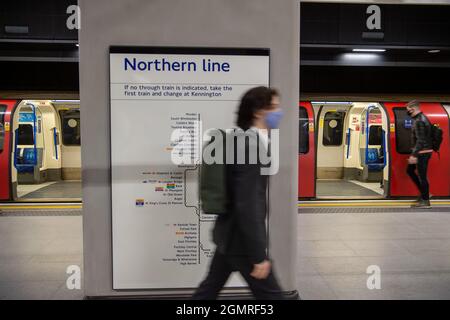 London, Großbritannien. September 2021. In der ersten größeren Erweiterung der Londoner U-Bahn in diesem Jahrhundert wurde heute Morgen am Battersea Power Station eine neue U-Bahn-Station der Northern Line eröffnet. Pendler und U-Bahn-Enthusiasten benutzten den neuen Service heute früh am Morgen. Der Battersea Power Station Choir kam, um Pendler zu singen. Quelle: Maureen McLean/Alamy Live News Stockfoto