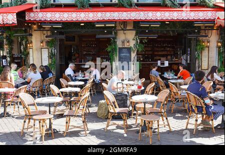 Das traditionelle französische Café La Maison Rouge befindet sich im berühmten Viertel Les Halles in Paris. Frankreich. Stockfoto