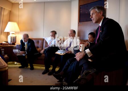 US-Botschafter in China Jon Huntsman, rechts, hört zu, wie Präsident Barack Obama einmal mit Beratern der Luftwaffe zusammenkommt. Bild von links: NSC Senior Director for Asian Affairs, Jeff Bader, Direktor des Nationalen Wirtschaftsrats, Larry Summers, stellvertretender nationaler Sicherheitsberater, Tom Donilon, und die Ständige Vertreterin der USA bei den Vereinten Nationen, Susan E. Reis, auf dem Weg nach Peking, China, 16. November 2009. (Offizielles Foto des Weißen Hauses von Pete Souza) Dieses offizielle Foto des Weißen Hauses wird nur zur Veröffentlichung durch Nachrichtenorganisationen und/oder zum persönlichen Druck durch die subj zur Verfügung gestellt Stockfoto