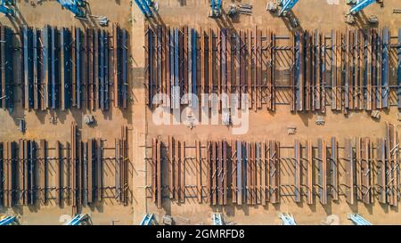 Stahlträger, rostig und sauber, vom Lager in Industriegebiet, Hove, East Sussex, Großbritannien. Stockfoto