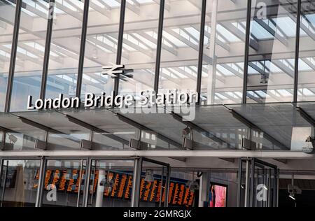 13. Juli 2021: London, Großbritannien: Eingang zum Bahnhof London Bridge Stockfoto