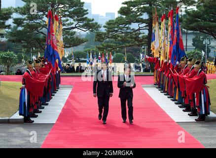 Präsident Barack Obama geht mit dem südkoreanischen Präsidenten Lee Myung-bak während einer Ankunftszeremonie im Blauen Haus in Seoul, Südkorea, am 19. November 2009 (Offizielles Foto des Weißen Hauses von Pete Souza) Dieses offizielle Foto des Weißen Hauses wird nur zur Veröffentlichung durch Nachrichtenorganisationen und/oder zum persönlichen Druck durch die Betreffenden des Fotos zur Verfügung gestellt. Das Foto darf in keiner Weise manipuliert werden und darf nicht in kommerziellen oder politischen Materialien, Anzeigen, E-Mails, Produkten, Werbeaktionen verwendet werden, die in irgendeiner Weise die Zustimmung oder Billigung des Präsidenten, des ersten, nahelege Stockfoto