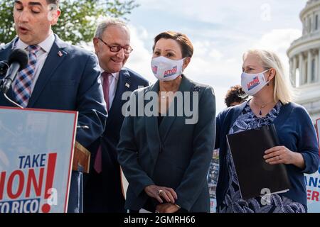 Washington, USA. September 2021. USA - 20. SEPTEMBER: Von rechts aus nehmen Senatorin Kirsten Gillibrand, D-N.Y., Rep. Nydia Velazquez, D-N.Y. und der Mehrheitsführer des Senats, Charles Schumer, D-N.Y., am Montag, dem 20. September 2021, an einer Pressekonferenz vor dem US-Kapitol mit dem Titel „Take Action for Puerto Rico“ zum 4. Jahrestag des Orkans Maria Teil. (Foto von Tom Williams/Pool/Sipa USA) Quelle: SIPA USA/Alamy Live News Stockfoto