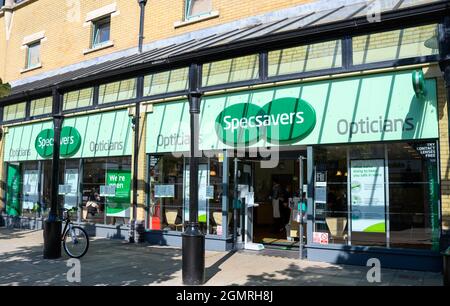 Hastings, Vereinigtes Königreich - Juli 31 2020: Die Fassade von Specsavers Optikers in Queens Road Stockfoto