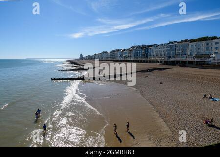 Hastings, Vereinigtes Königreich - Juli 30 2020: Der Strand und die Strandpromenade von Hastings vom Hastings Pier aus gesehen Stockfoto