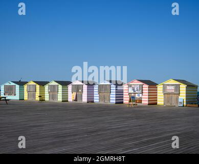 Hastings, Vereinigtes Königreich - Juli 31 2020: Farbenfroher Pier Hütten am Hastings Pier Stockfoto