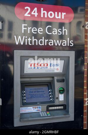 Hastings, Vereinigtes Königreich - Juli 31 2020: Die Fassade des Tesco Cash Point in der Old London Road Stockfoto