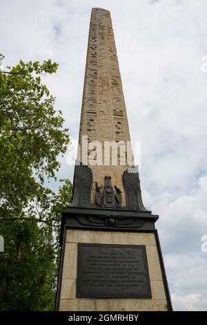 London, Vereinigtes Königreich - 29 2021. Mai: Der hoch aufragende alte Obelisk der Cleopatras-Nadel auf dem Embankment Stockfoto