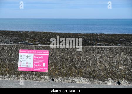 Aberaeron, Vereinigtes Königreich - 06 2021. Juni: Ein Schild, das die Abwesenheit von Rettungsschwimmern an einem leeren Aberaeron-Strand in der Lower Regent Street zeigt Stockfoto