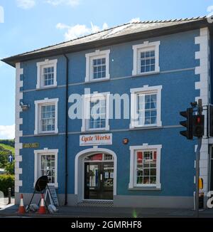 Aberaeron, Großbritannien - Juni 08 2021: Fassade der Fahrradwerkstatt Cycle Works in der North Street Stockfoto