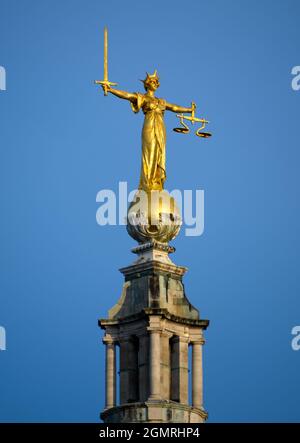 London, Vereinigtes Königreich - August 12 2021: Die Statue der Lady Justice von F. W. Pomeroy auf dem Old Bailey Court Gebäude vom Snow Hill aus gesehen Stockfoto