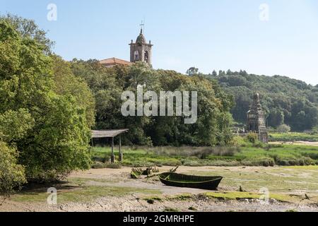 Niembro Bay mit Kirche und Friedhof von Los Dolores bei Ebbe, Llanes, Asturien, Spanien Stockfoto