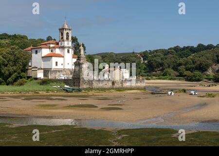 Niembro Bay mit Kirche und Friedhof von Los Dolores bei Ebbe, Llanes, Asturien, Spanien Stockfoto