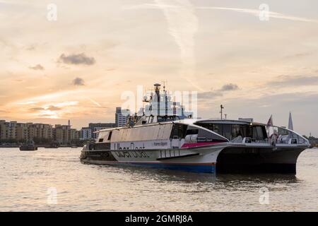 HMS Albion reiste zur Unterstützung der Londoner International Shipping Week nach London, wo sie feierliche Aufgaben im Tower of London UK abhielt Stockfoto