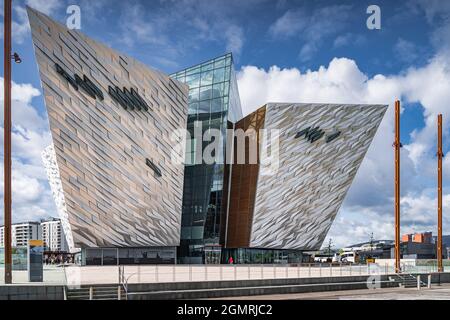 Belfast, UK, Aug 2019 Rückansicht des majestätischen Gebäudes des Titanic Museums, das sich im Titanic Quarter der Stadt befindet, wo die RMS Titanic gebaut wurde Stockfoto