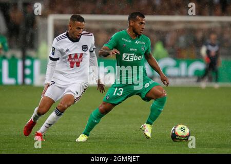 Miguel TRAUCO von Saint Etienne und Mehdi ZERKANE von Bordeaux während der französischen Meisterschaft Ligue 1 Fußballspiel zwischen AS Saint-Etienne und FC Girondins de Bordeaux am 18. September 2021 im Geoffroy-Guichard-Stadion in Saint-Etienne, Frankreich - Foto Romain Biard / Isports / DPPI Stockfoto