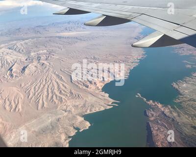 Blick vom Flugzeug aus vom Fenster auf den Lake Tahoe Stockfoto