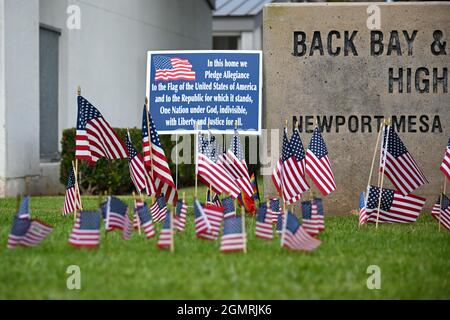 Kleine amerikanische Flaggen befinden sich um Schilder an der Back Bay und der Monte Vista High School, Dienstag, den 31. August 2021, in Costa Mesa, Calif. Die Flaggen waren p Stockfoto