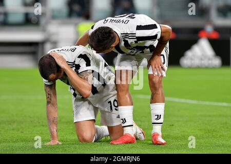 Leonardo Bonucci und Paulo Dybala vom FC Juventus im Einsatz während des Spiels der Serie A 2021/22 zwischen dem FC Juventus und dem AC Mailand im Allianz Stadium am Sept Stockfoto