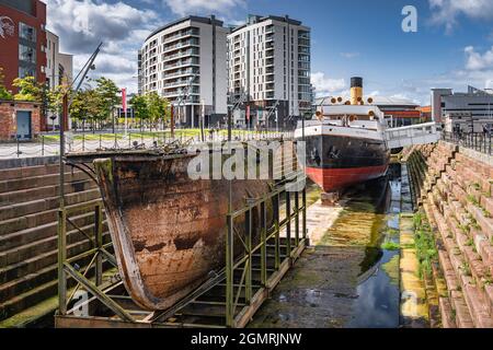 Belfast, Großbritannien, 2019. August, Teil eines Schiffswracks und der SS Nomadic, dem letzten verbliebenen Schiff der White Star Line der Welt. In Der Nähe Des Titanic Museum, Nordirland Stockfoto