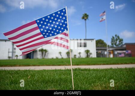 Kleine amerikanische Flaggen befinden sich um Schilder an der Back Bay und der Monte Vista High School, Dienstag, den 31. August 2021, in Costa Mesa, Calif. Die Flaggen waren p Stockfoto